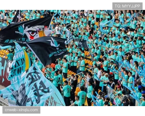 观众席有趣一幕：小球迷高举写有“PPDA 7.2”的数据牌，为自家球队的压迫强度助威