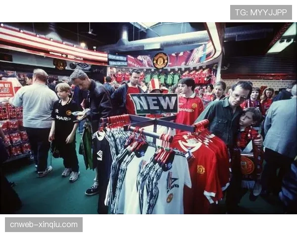 镜头：看台上一位老球迷手持1999年曼联三冠王围巾